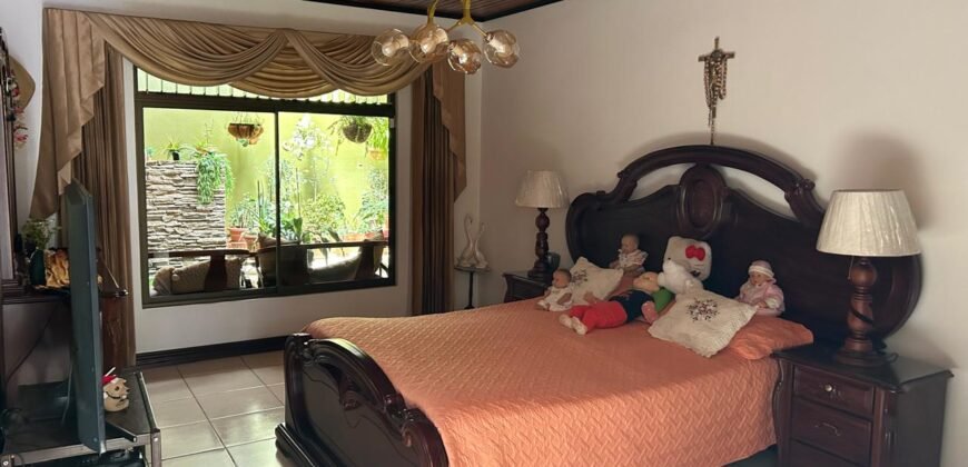 Se Vende Hermosa Casa en Alajuela, Residencial Baviera.